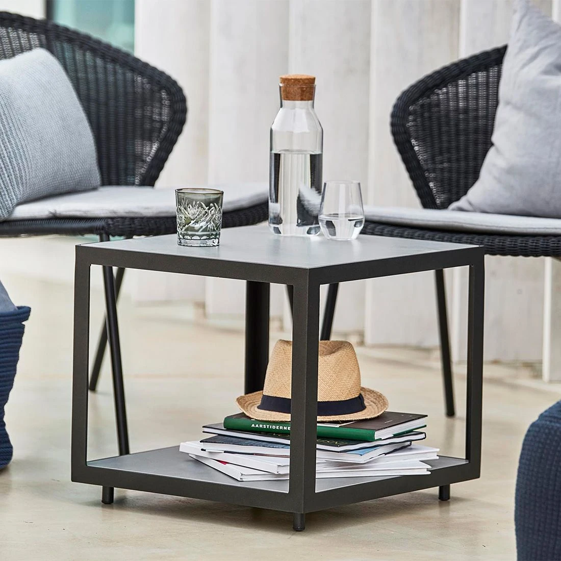 Cane-Line Level Beistelltisch 48x48cm Aluminium/Keramik Lava Grey/Light Grey 2 Cane-Line Level Beistelltisch 48x48cm Aluminium/Keramik Lava Grey/Light Grey – Bild 2