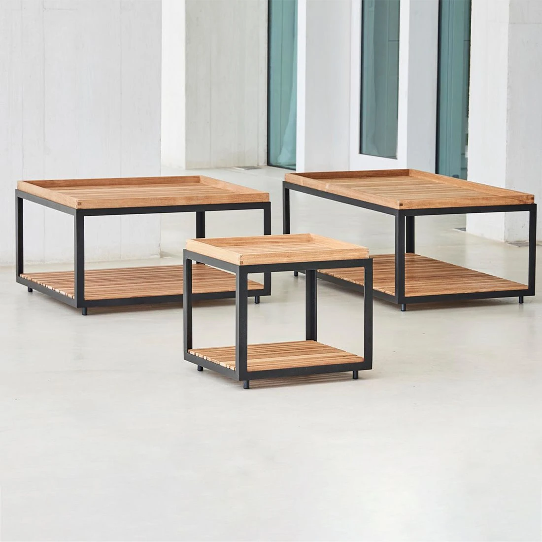 Cane-Line Level Beistelltisch 79x79cm Aluminium/Teak Lava Grey/Natur 2 Cane-Line Level Beistelltisch 79x79cm Aluminium/Teak Lava Grey/Natur – Bild 2