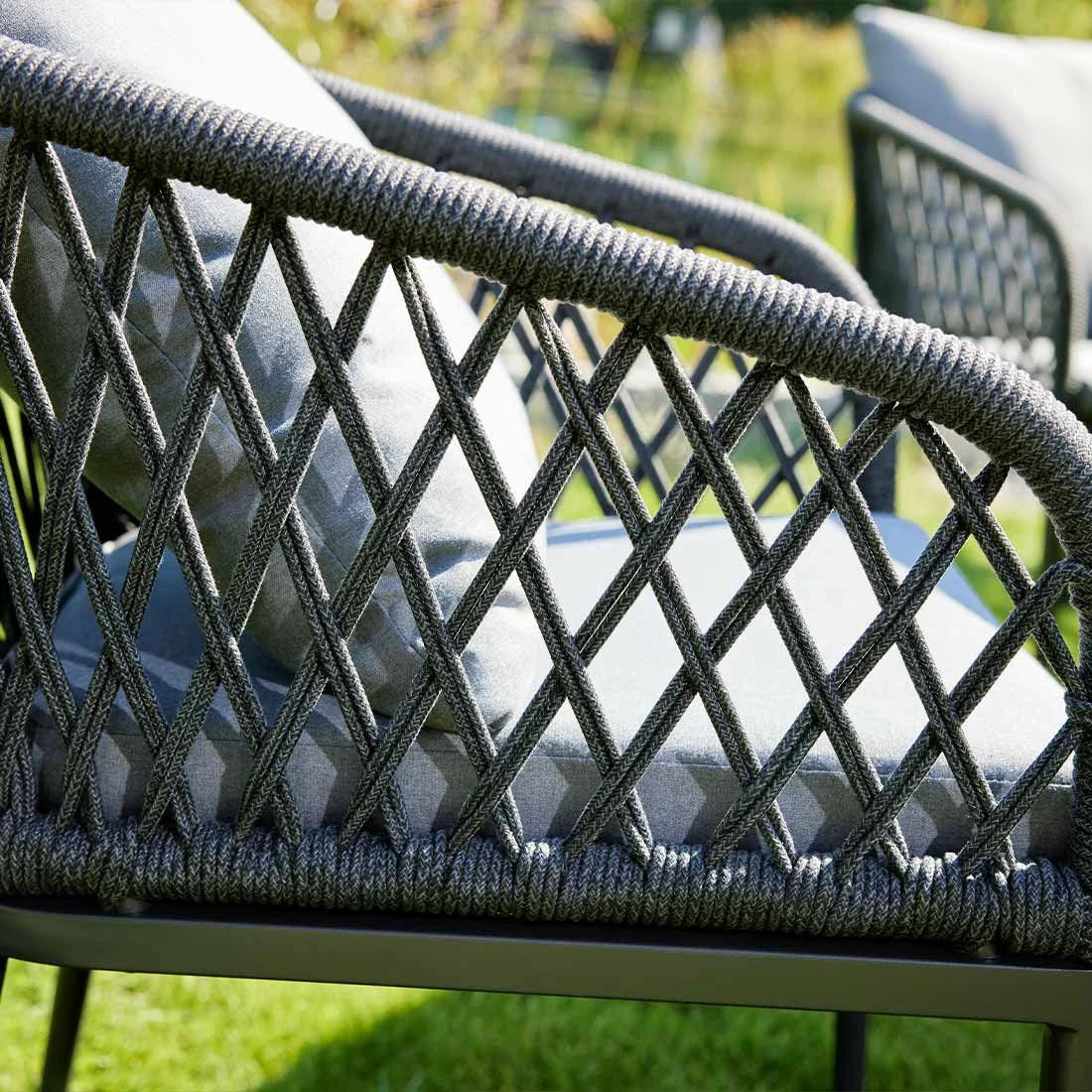 Interliving 7004 Gartenmöbelset 5-tlg. Mit Tisch Ø125 Cm Anthrazit/Grau 6 Interliving 7004 Gartenmöbelset 5-tlg. Mit Tisch Ø125 Cm Anthrazit/Grau – Bild 6